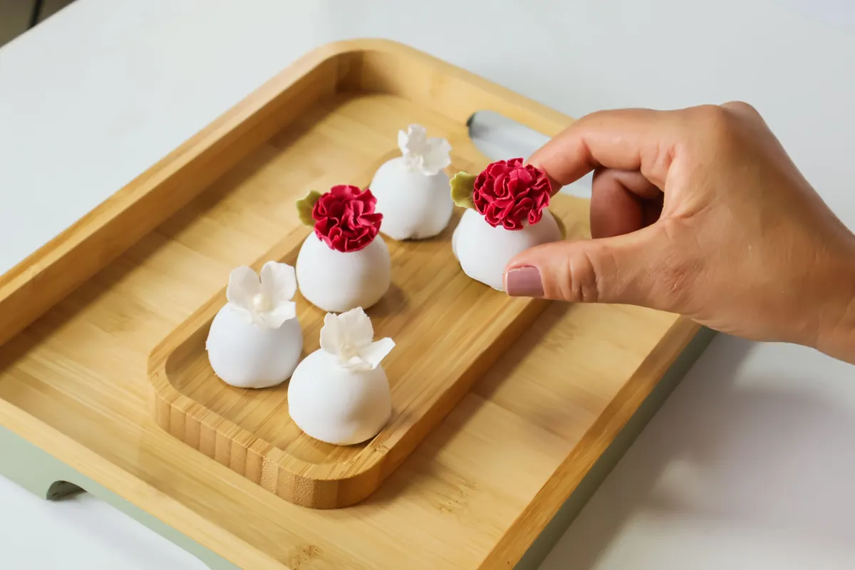 Bombons brancos com cravos de açúcar